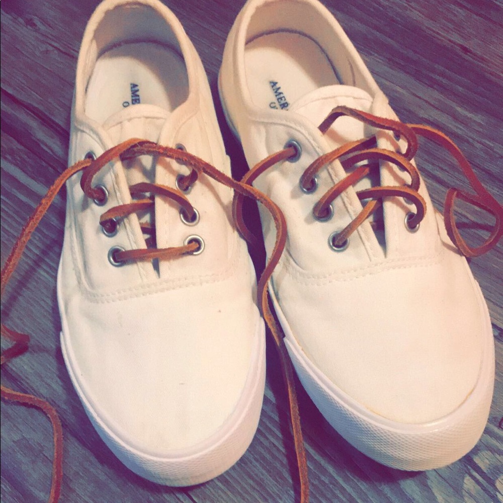 Look alike vans , American eagle
